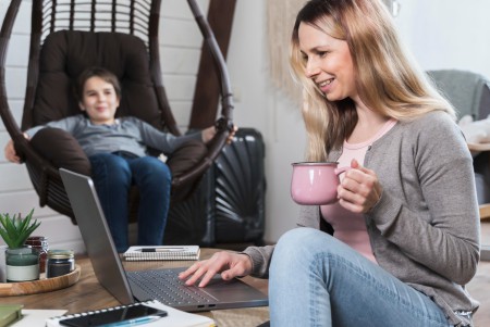 Side Hustles for Single Moms: Earn Extra While Raising Your Kids in 2025